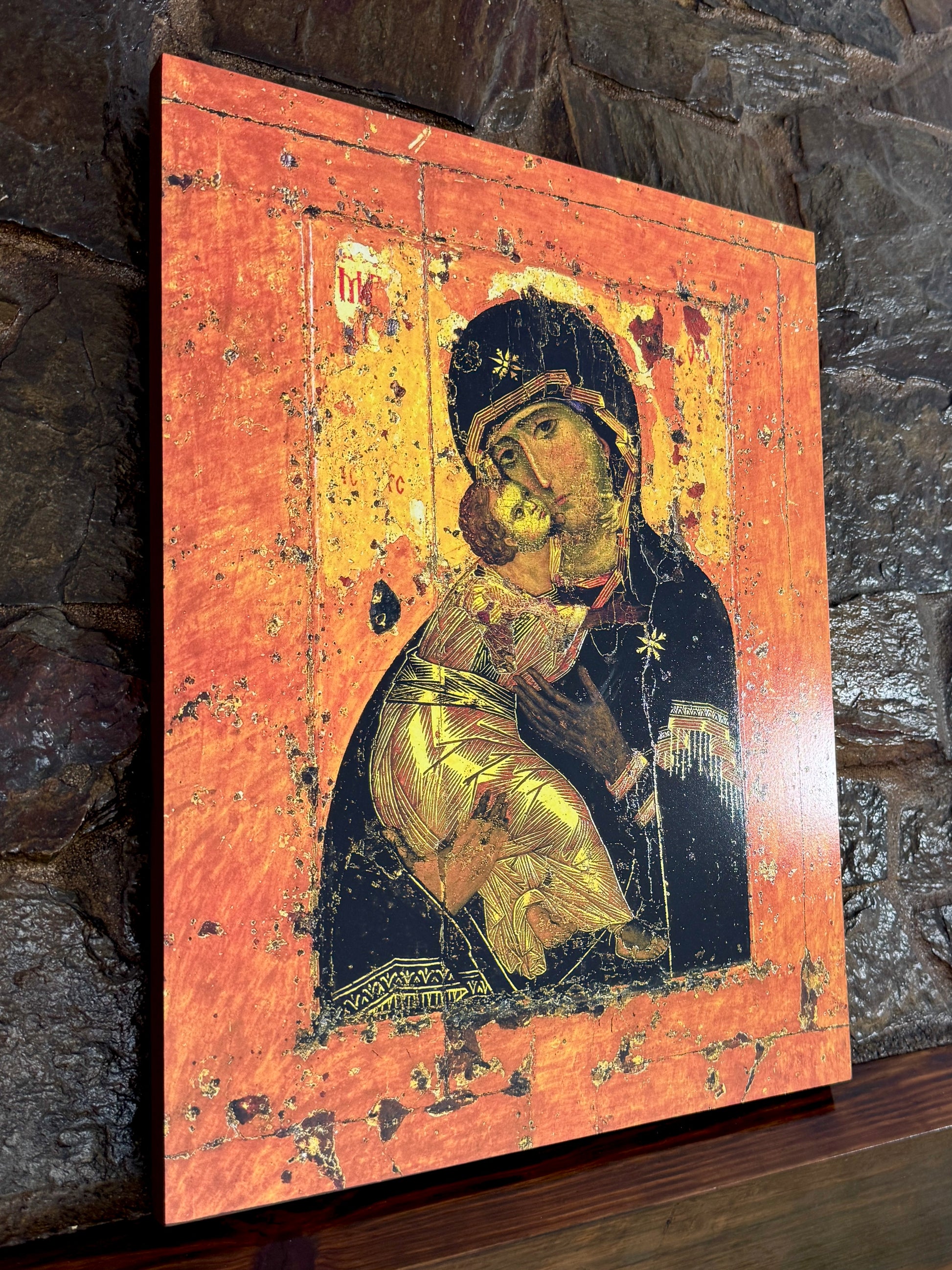 Icon inspired by the famous Vladimir Theotokos preserved in Moscow.