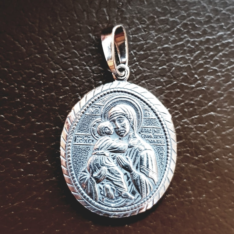 Collier pendentif avec la Mère de Dieu plaqué argent